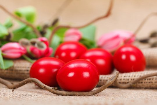 Τα 4+1 μυστικά για τα τέλεια κατακόκκινα αυγά το φετινό Πάσχα